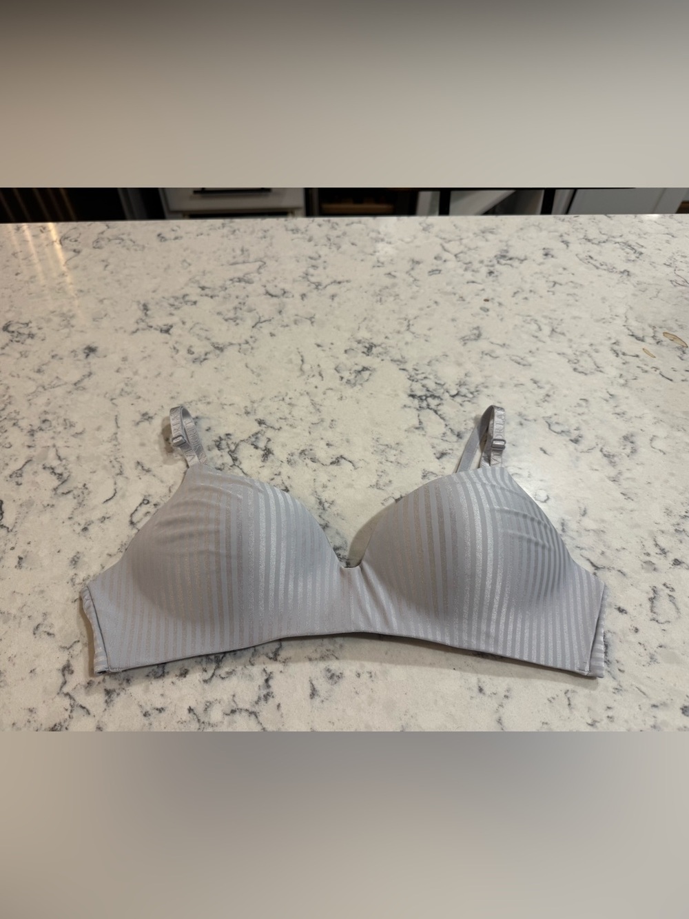 Victoria's Secret Pale Gray Striped T-Shirt Bra
36B‎